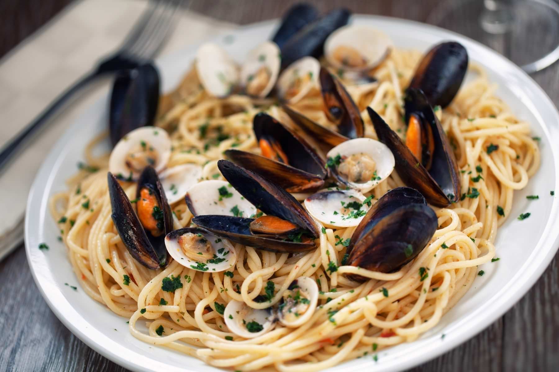 Spaghetti allo scoglio con cozze e vongole