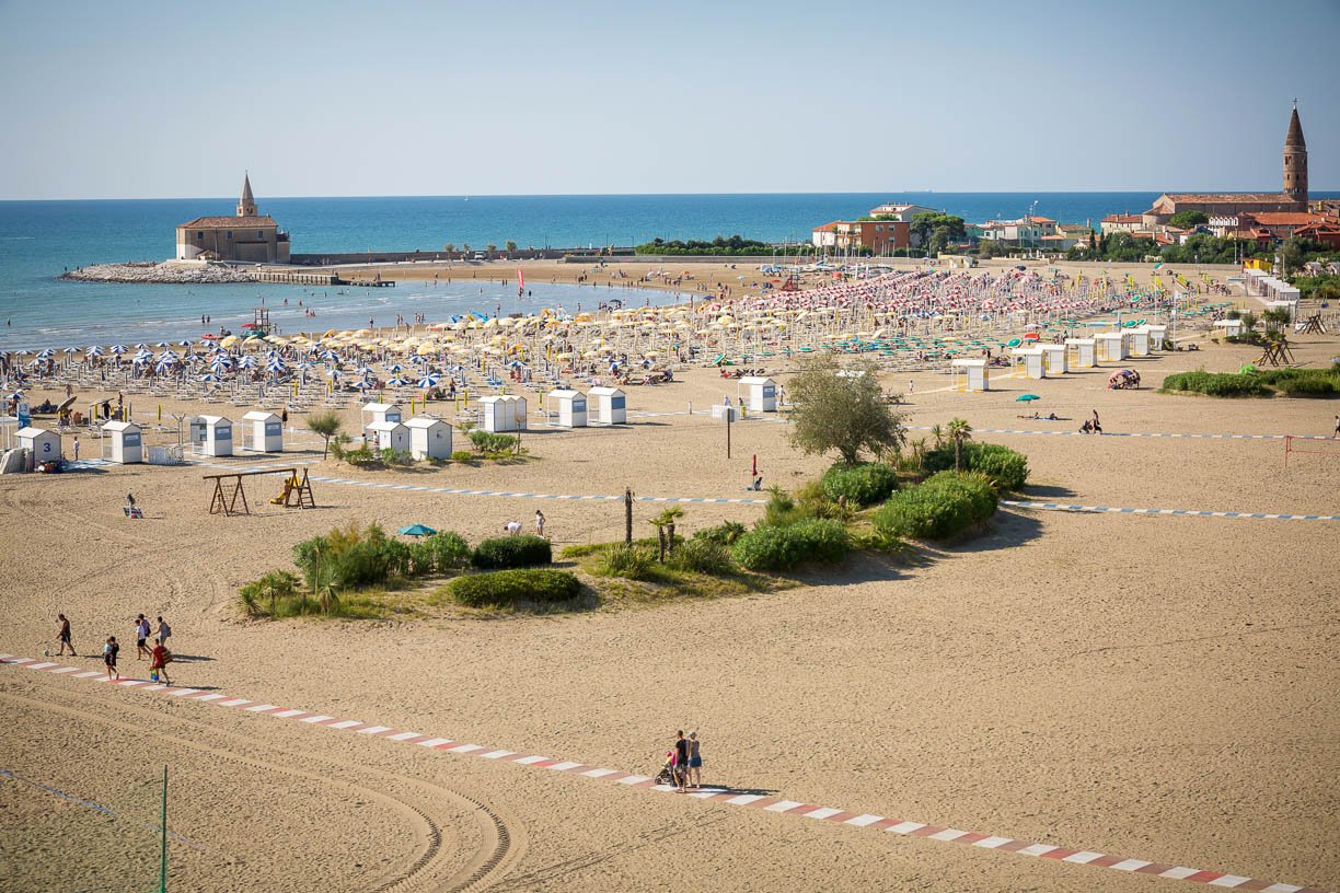 Vista aerea della spiaggia di Caorle con i campanili